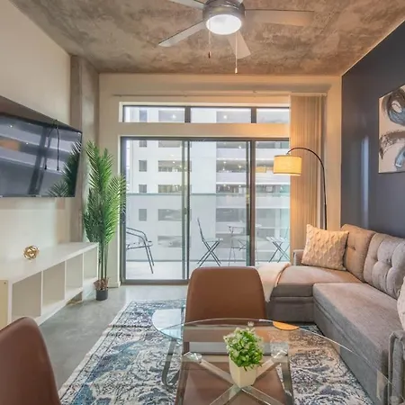 Charming 2Bd - Central Downtown - Gym, Pool, Parking